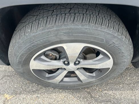 Used 2019 Jeep Cherokee Limited AWD/4WD image 9