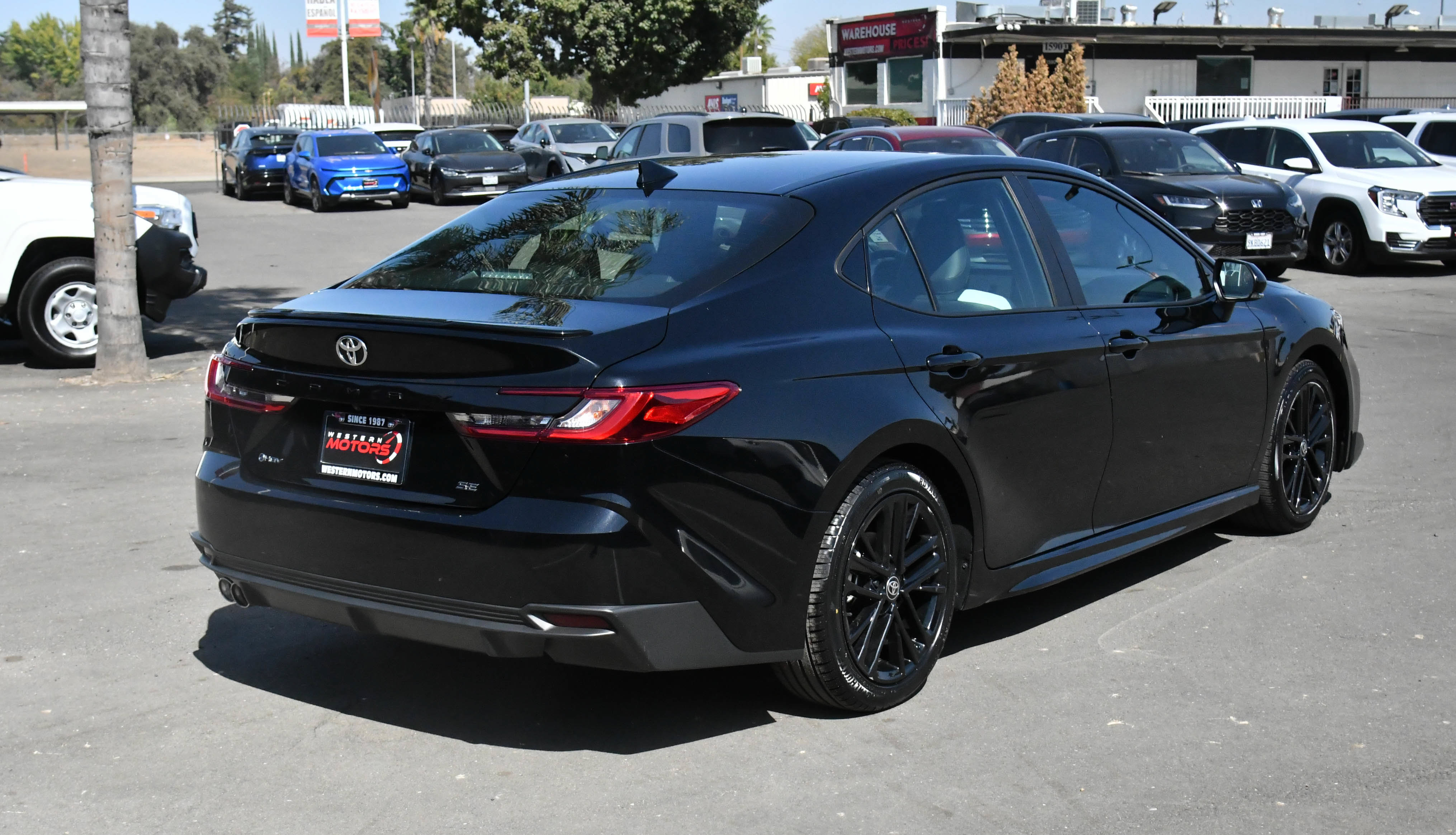 Used 2025 Toyota Camry SE FWD image 8