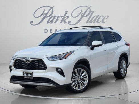 Used 2024 Toyota Highlander Platinum FWD image 1