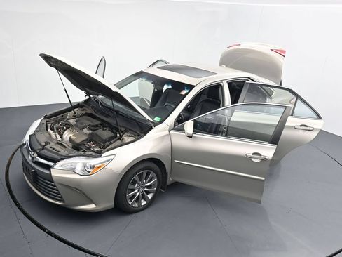 Used 2017 Toyota Camry XLE w/ Moonroof Package FWD image 26