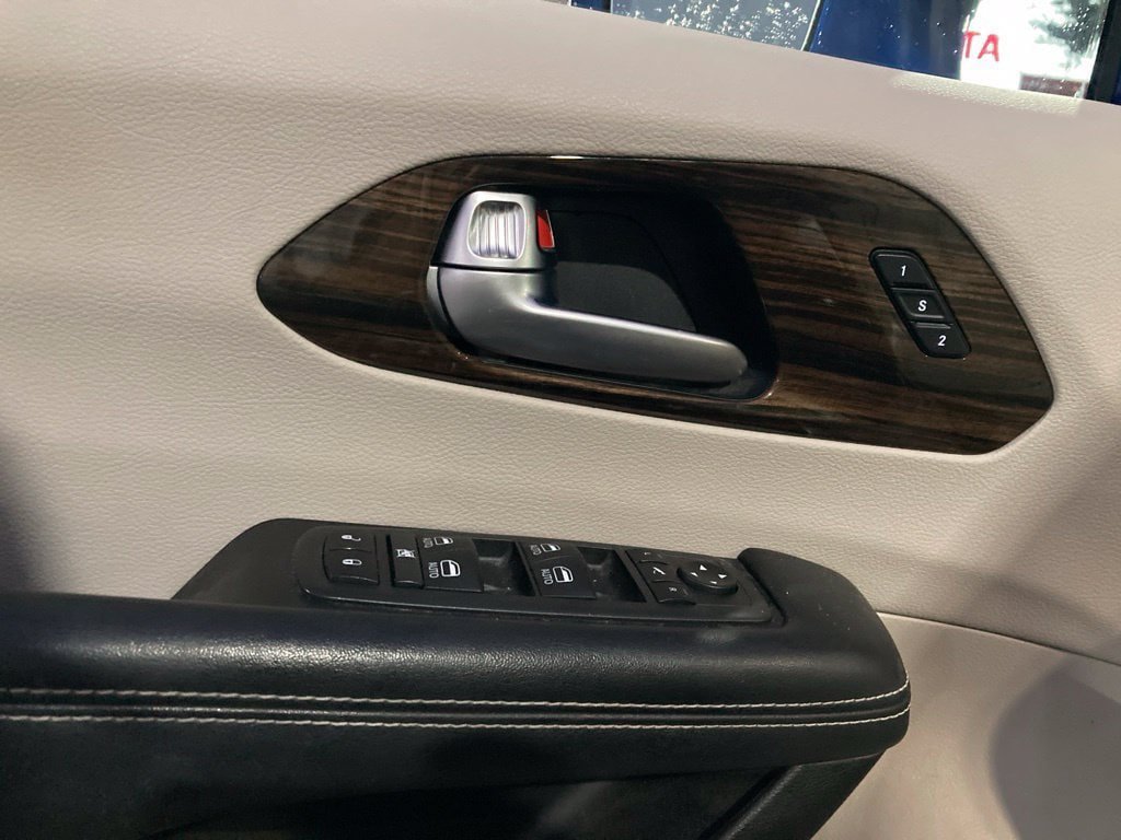 Used 2021 Chrysler Pacifica Limited FWD image 13