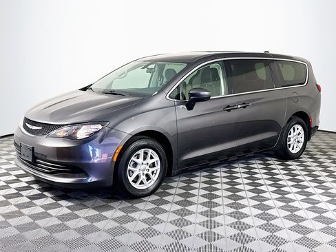 Used 2020 Chrysler Voyager LX FWD image 4