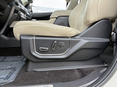 Used 2019 Ford Expedition Platinum image 16