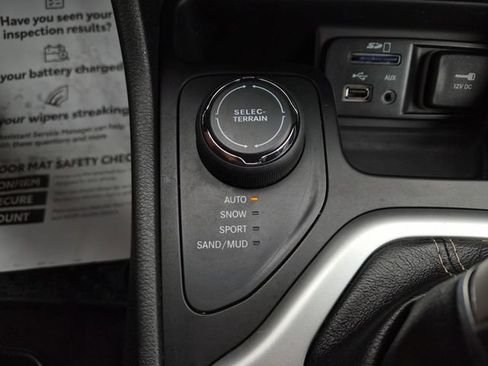 Used 2017 Jeep Cherokee Latitude w/ Cold Weather Group AWD/4WD image 33