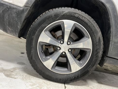 Used 2019 Jeep Cherokee Limited image 25