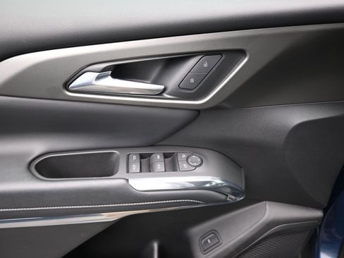 Used 2025 Chevrolet Traverse LT image 13