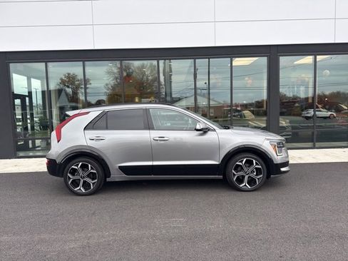 Used 2023 Kia Niro SX Touring image 2