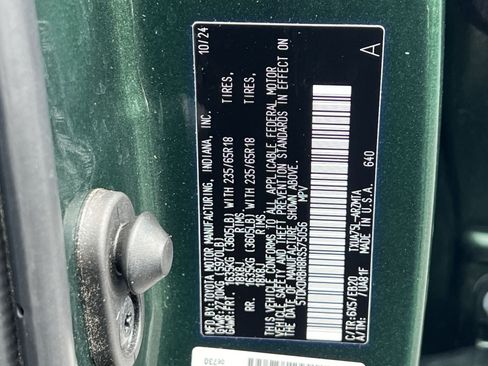 Used 2024 Toyota Highlander XLE AWD/4WD image 40