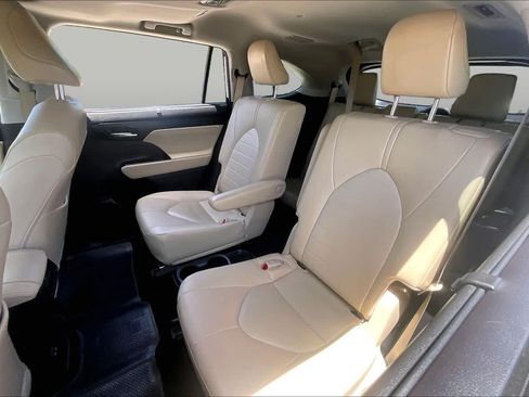 Used 2023 Toyota Highlander XLE FWD image 21