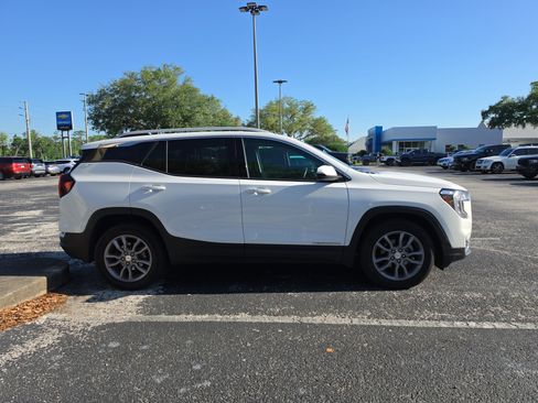 Used 2024 GMC Terrain SLT FWD image 2