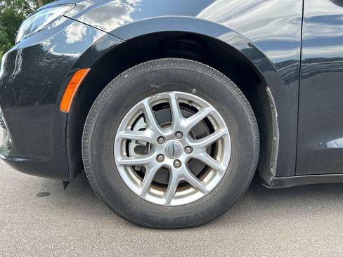 Used 2023 Chrysler Pacifica Touring-L FWD image 9