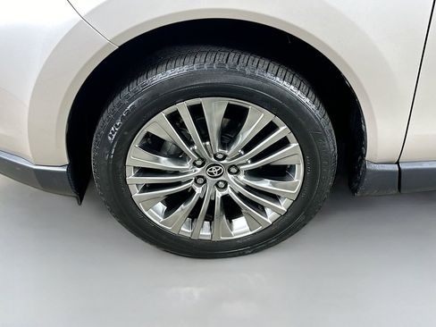 Used 2021 Toyota Venza Limited w/ Carpet Mat Package (TMS) AWD/4WD image 8