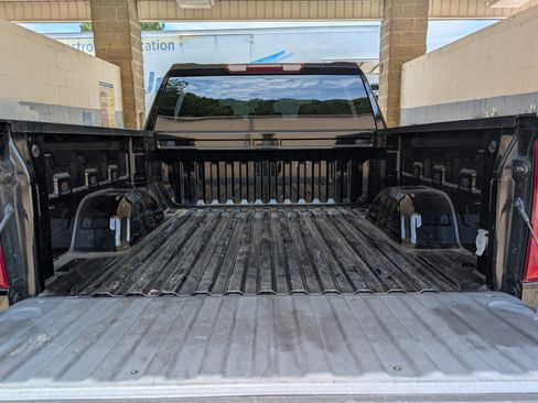 Used 2022 Chevrolet Silverado 1500 LT RWD image 18