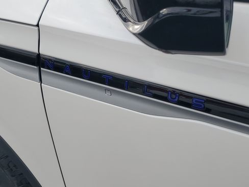 New 2026 Lincoln Nautilus Premier image 7