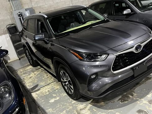 Used 2023 Toyota Highlander XLE AWD/4WD image 3