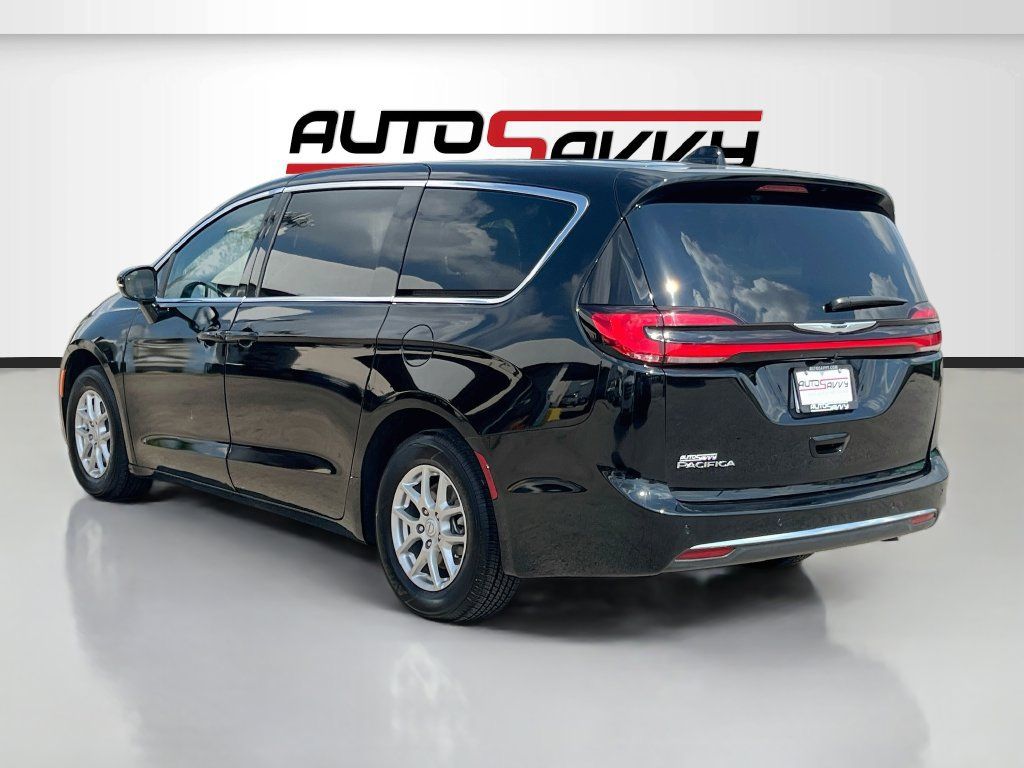 Used 2026 Chrysler Pacifica Select FWD image 5