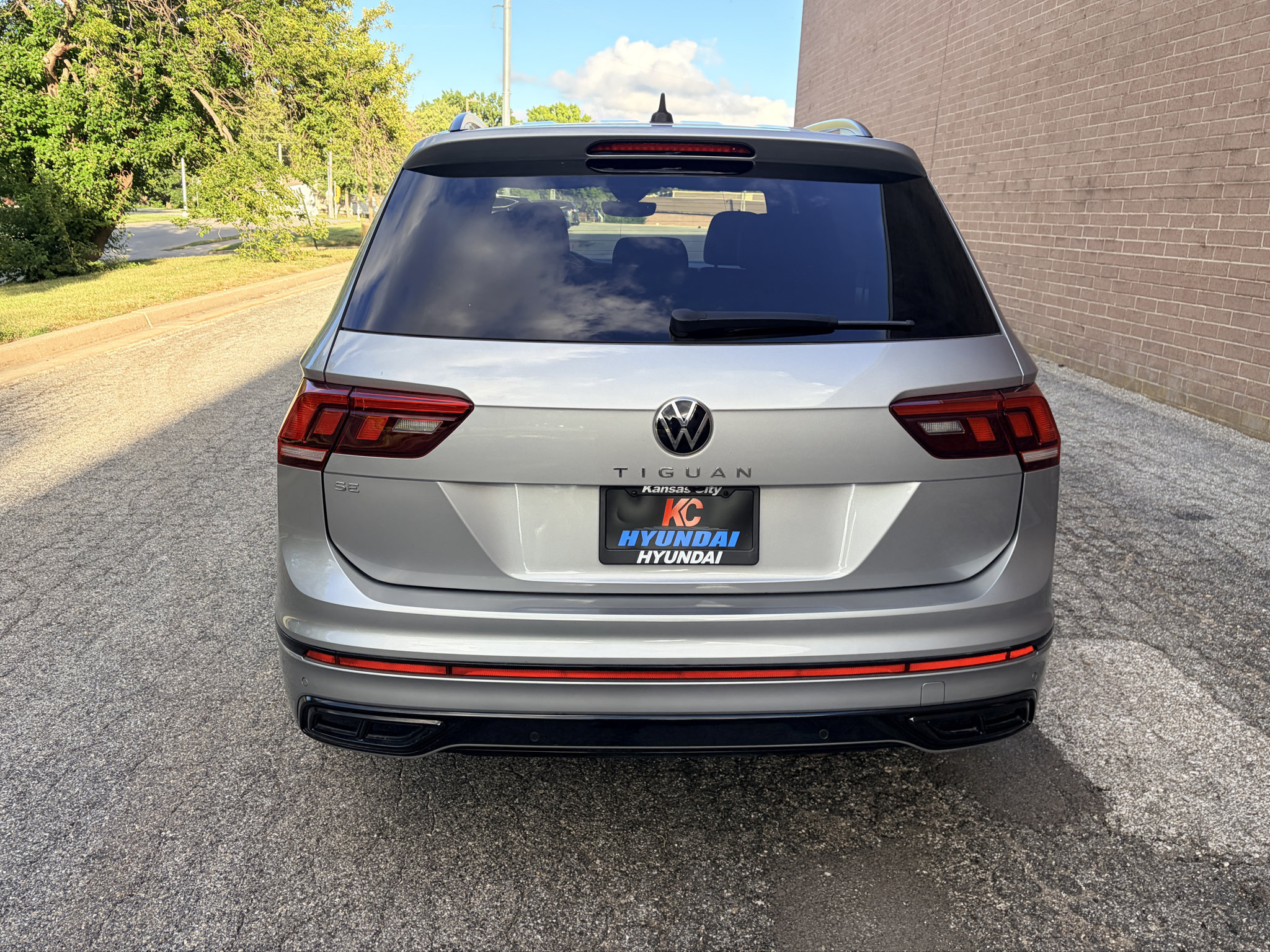 Used 2023 Volkswagen Tiguan SE R-Line FWD image 4