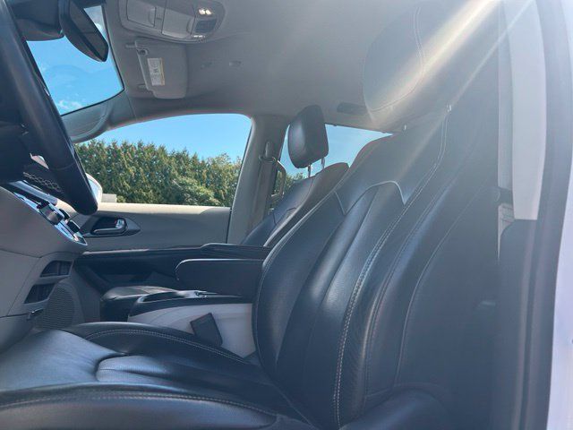 Used 2022 Chrysler Pacifica Touring-L FWD image 15