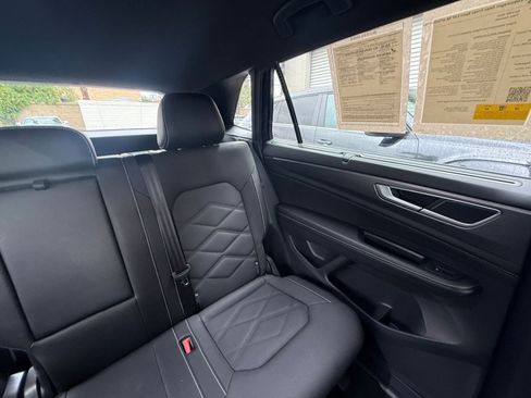 Used 2025 Volkswagen Atlas Cross Sport SE image 33