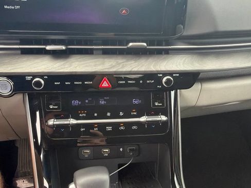 Used 2024 Kia Carnival EX FWD image 10