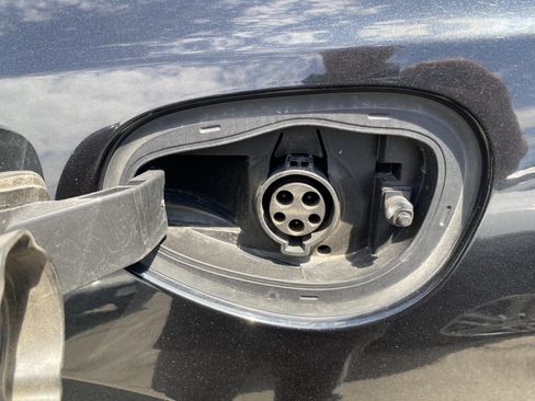 Used 2023 Chrysler Pacifica Touring-L FWD image 5