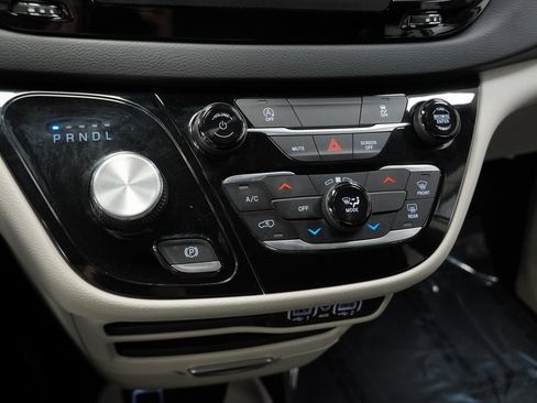 Used 2023 Chrysler Voyager LX image 30