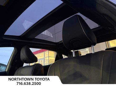 Used 2023 Toyota Crown Limited image 22