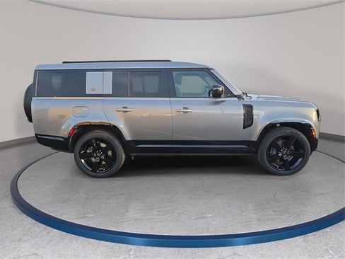 Used 2024 Land Rover Defender 130 X-Dynamic SE image 4