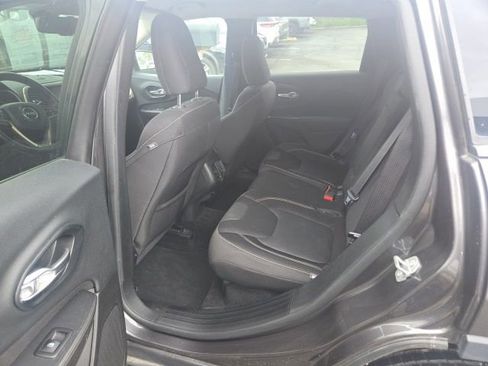 Used 2015 Jeep Cherokee Latitude w/ Comfort/Convenience Group AWD/4WD image 11