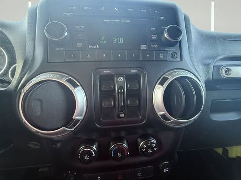 Used 2016 Jeep Wrangler Unlimited Sahara w/ Connectivity Group image 17