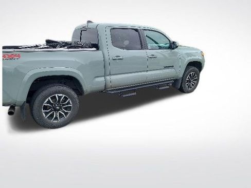 Used 2022 Toyota Tacoma TRD Sport w/ TRD Premium Sport Package AWD/4WD image 7