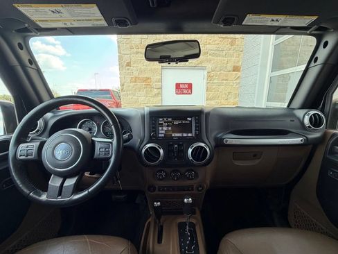 Used 2016 Jeep Wrangler Unlimited Sahara w/ Connectivity Group AWD/4WD image 27