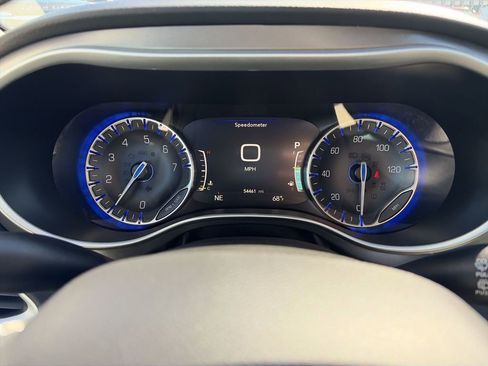 Used 2023 Chrysler Pacifica Touring-L FWD image 15