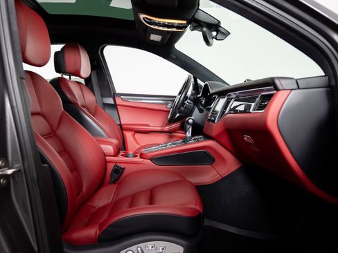 Used 2016 Porsche Macan Turbo image 27