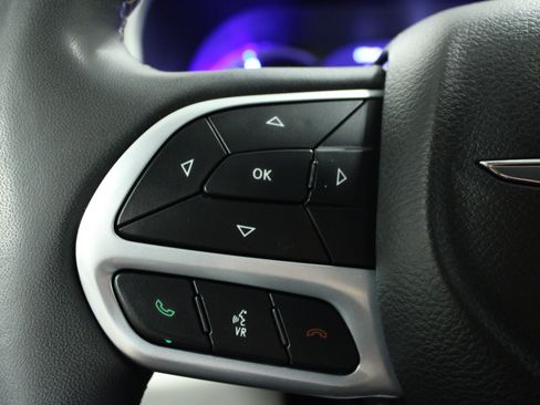 Used 2024 Chrysler Pacifica Limited FWD image 21