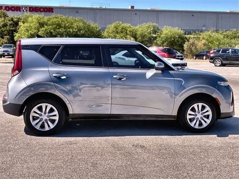 Used 2022 Kia Soul LX image 7
