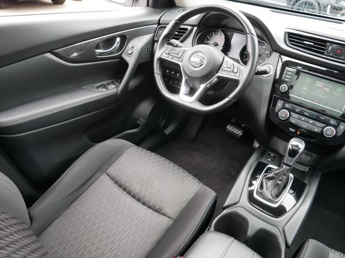 Used 2020 Nissan Rogue SV w/ Sun & Sound Touring Package image 9