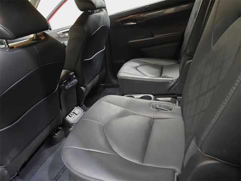 Used 2021 Toyota Highlander Platinum image 17