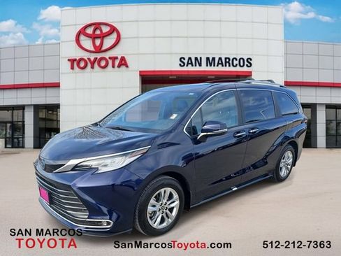 Used 2025 Toyota Sienna Limited image 1