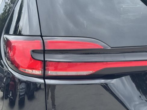 Used 2025 Chrysler Pacifica Limited FWD image 5