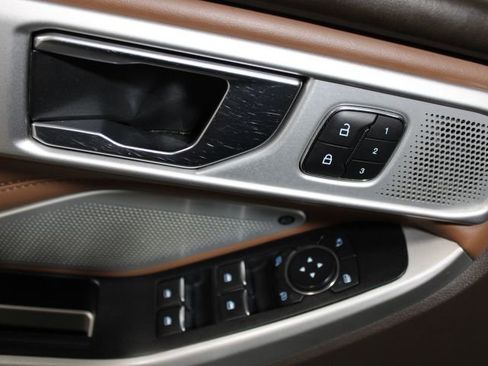 Used 2022 Ford Explorer King Ranch w/ Technology Package image 18