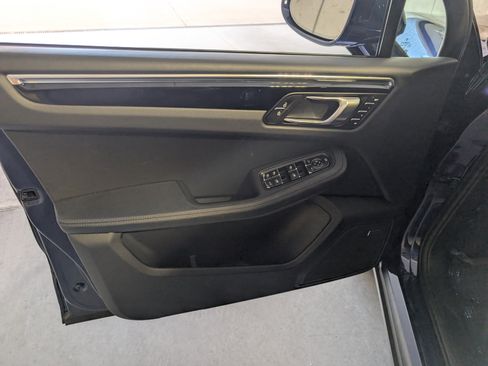 Used 2025 Porsche Macan image 28