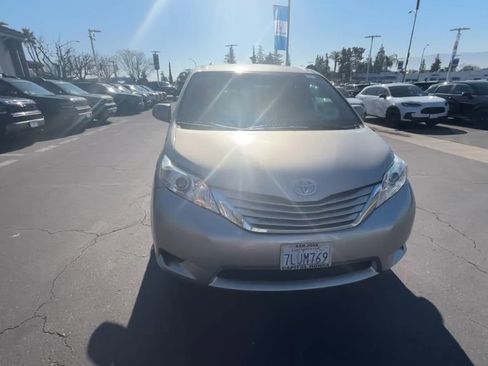 Used 2015 Toyota Sienna LE image 3