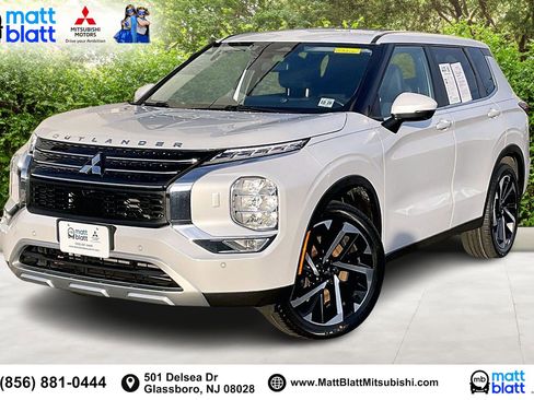 Used 2023 Mitsubishi Outlander SE image 1