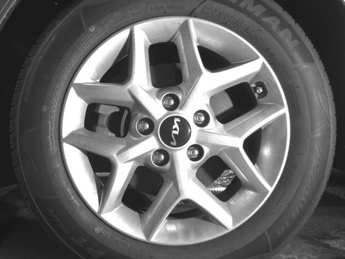 Used 2025 Kia Soul LX w/ LX Technology Package FWD image 12