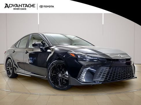Used 2025 Toyota Camry SE FWD image 2