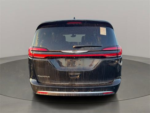 Used 2025 Chrysler Pacifica Select image 4