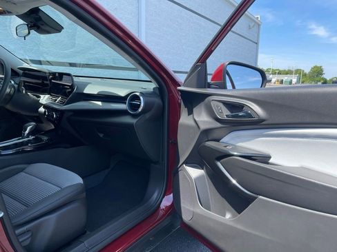 Used 2025 Chevrolet Trax LT FWD image 27