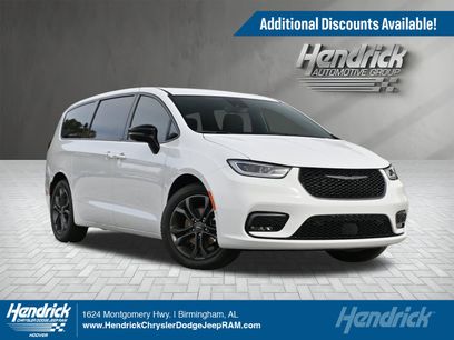 New 2026 Chrysler Pacifica Select