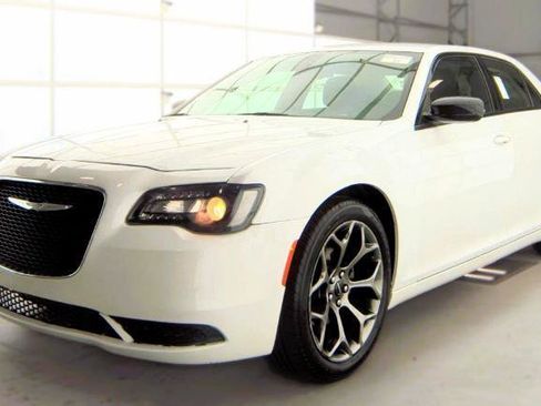Used 2018 Chrysler 300 Touring w/ Sport Appearance Package RWD image 3